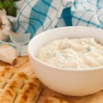 Φωτογραφία vegan τζατζίκι από ταχίνι σε άσπρο μπολάκι. Μια διάσημη Ελληνική παραδοσιακή συνταγή για ορεκτικό από το All About Vegans.