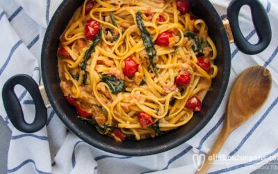 Μακαρόνια με σπανάκι, ντοματίνια και ροζ σάλτσα