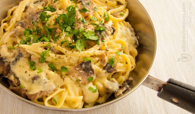 Linguine with mushrooms and delicious creamy garlic sauce
