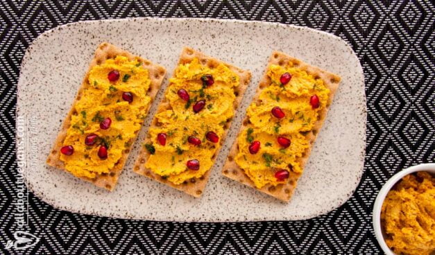Vegan cheese substitute with cashews and sun-dried tomatoes