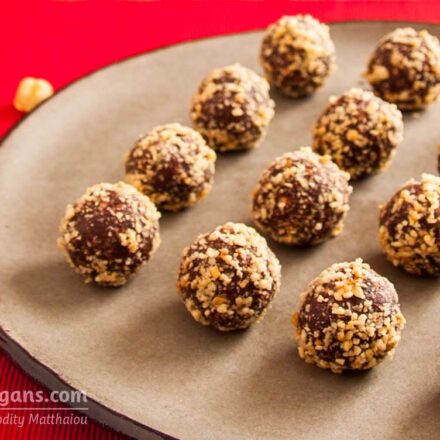 Photo of vegan chocolate truffles. For a vegan recipe of truffles with hazelnuts and peanut butter.