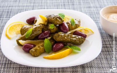 Ντολμαδάκια γιαλαντζί με vegan μπεσαμέλ – Βίντεο πώς τα τυλίγουμε