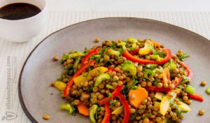 Photo of lentil salad. With brown lentils and sweet sour curry sauce. A vegan recipe.