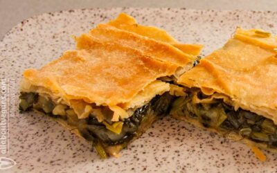 Πεντανόστιμη νηστίσιμη χορτόπιτα με σπανάκι, πράσα και φινόκιο