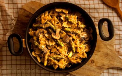 Φιογκάκια ολικής με σπαράγγια σε κρεμώδη σάλτσα από γάλα αμυγδάλου