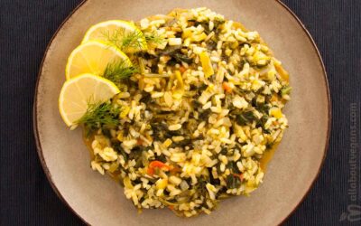 Απολαυστικό σπανακόρυζο με πράσο & ντομάτα – Σε 35′ με μόνο 2 ευρώ!
