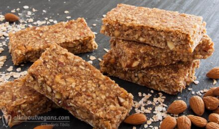 Vegan cereal bars with dates, oats and almonds in 10 ′