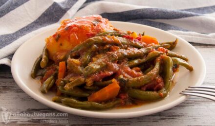 Greek green beans with sun-dried tomatoes & minimum olive oil