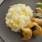 Φωτογραφία πιάτου με vegan “μπακαλιάρο”, από τόφου, με σκορδαλιά και στολισμένο με φέτες λεμονιού και μαϊντανό. Μία λαχταριστή και εύκολη vegan συνταγή από το All About Vegans.