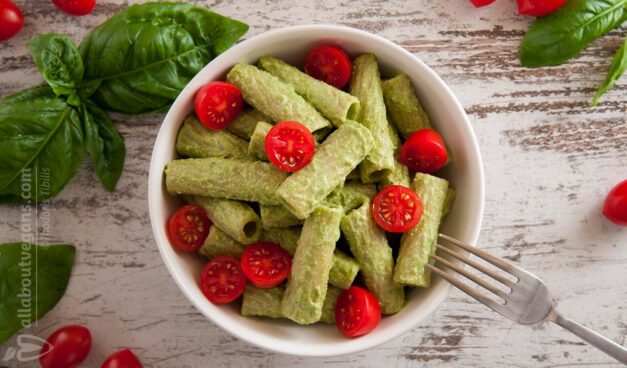 Pasta with vegan pine nuts and basil pesto in 10 minutes!