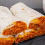 Φωτογραφία πέντε βίγκαν μπουρίτος με κιμά σόγια συνοδευόμενα από καλαμπόκι και σπιτική βίγκαν sour cream. Μια βίγκαν και χορτοφαγική συνταγή από το All About Vegans.