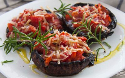 Λαχαριστά μανιτάρια portobello γεμιστά με ντομάτα και φυτικό τυρί
