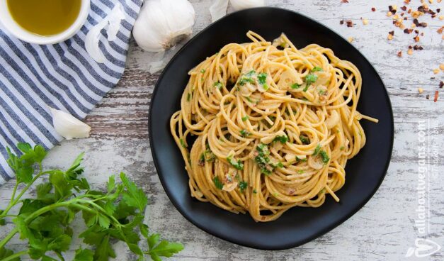 Spaghetti with garlic and olive oil (Aglio e olio) - In 12 minutes!