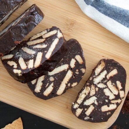 Φωτογραφία βίγκαν σοκολατένιου κορμού με μπισκότα digestive πάνω σε ξύλινη επιφάνεια. Μια vegan και χορτοφαγική συνταγή από το All About Vegans.